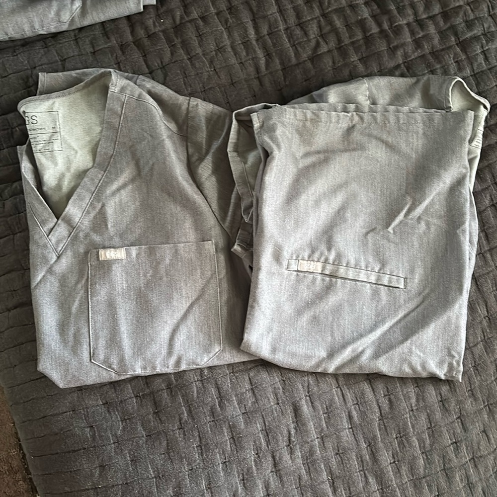 FIGS scrub set - size M - 2 tops